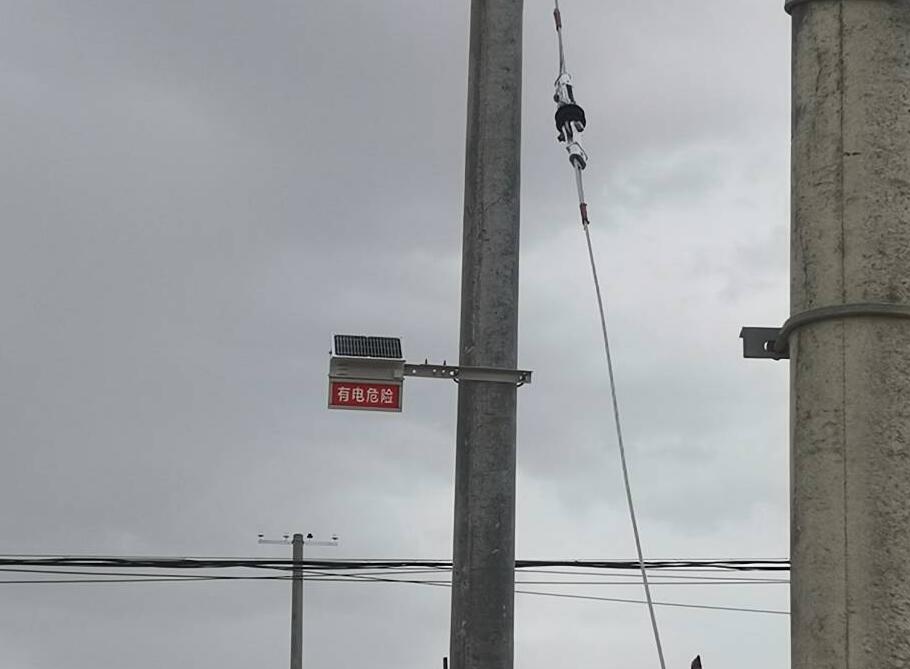 甘肅電力安裝防外破警示牌，為電力防護(hù)增添“保護(hù)傘”